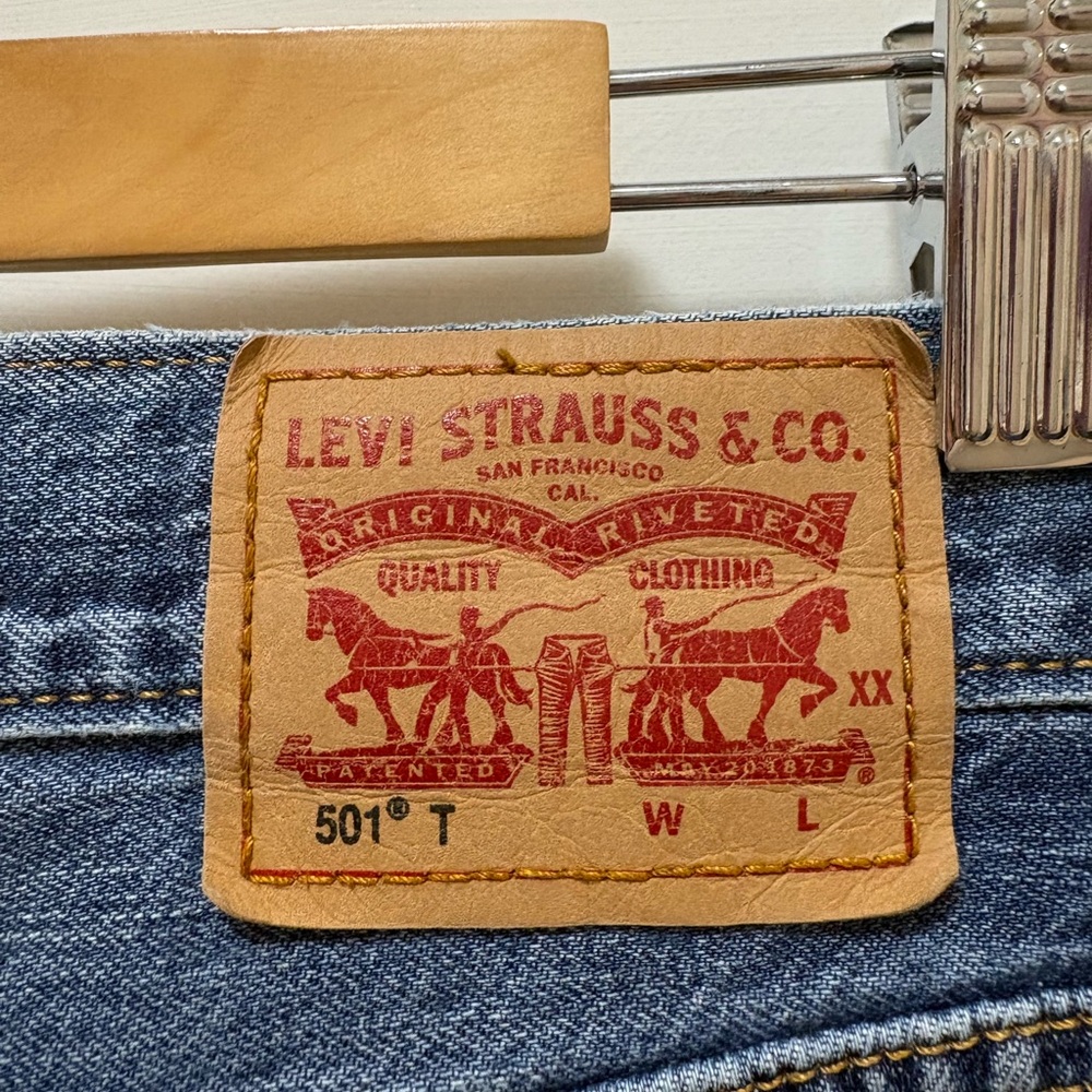 Levi's Classic Blue Denim Jeans - Picture 3 of 3